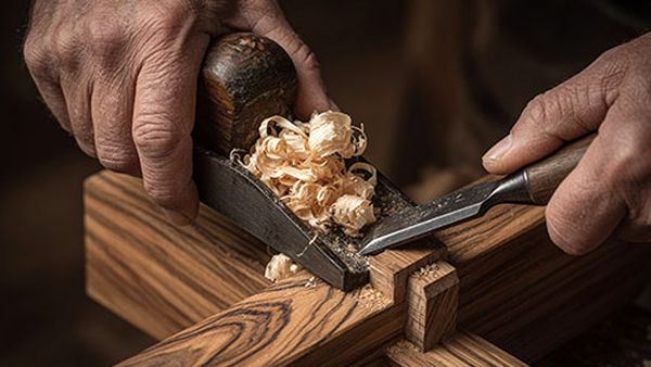 木作師傅以刨刀手工修整木料接榫