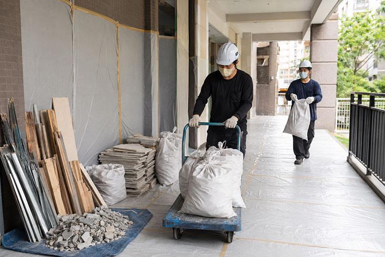 高雄室內裝修拆除後將木料、金屬、磁磚碎料與袋裝廢棄物分類清運