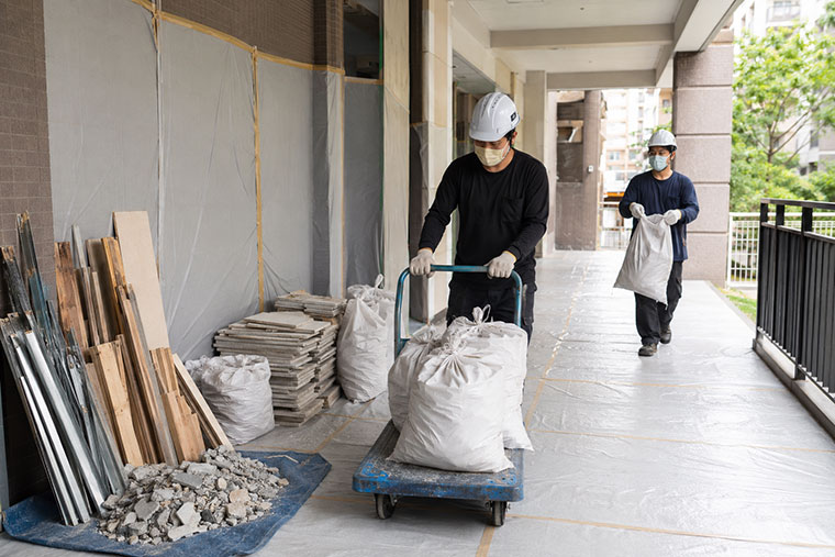 高雄室內裝修拆除後將木料、金屬、磁磚碎料與袋裝廢棄物分類清運