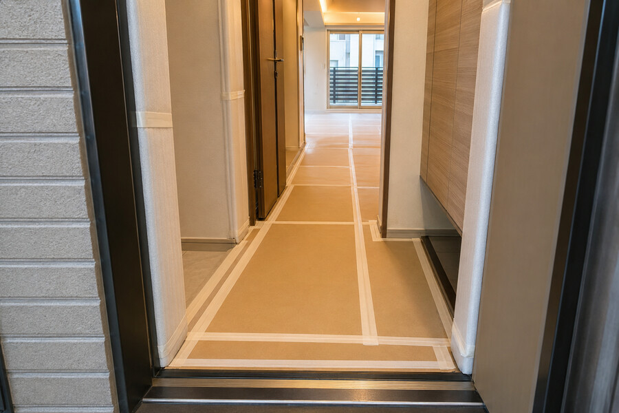 公寓住宅裝修材料搬運路線鋪設地板保護板,並加強門框、轉角與入口門檻防護