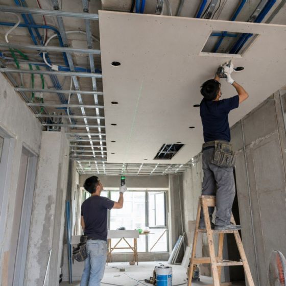 平釘天花板怎麼施工?檢修口、燈具預留與收邊細節不能忽略 平釘天花板怎麼施工?檢修口、燈具預留與收邊細節不能忽略
